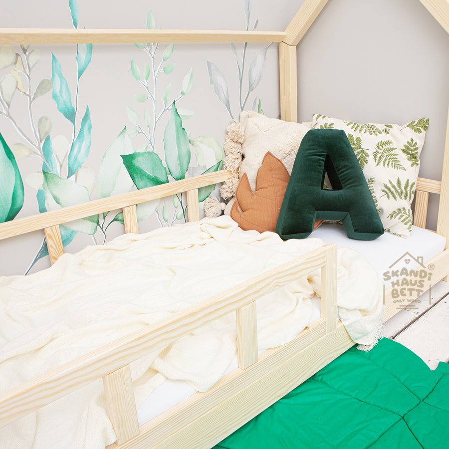 hausbett-naturholz-rausfallschutz.jpg